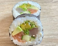 Futomaki Saumon, avocat, concombre, mangue, sesame, ice berg